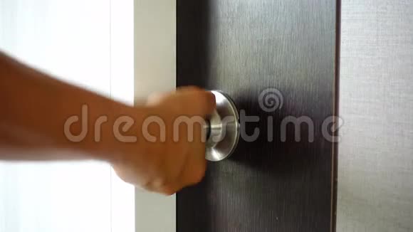 钥匙插在门的钥匙孔里视频的预览图