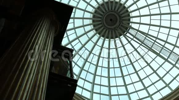 玻璃穹顶屋顶和电梯视频的预览图