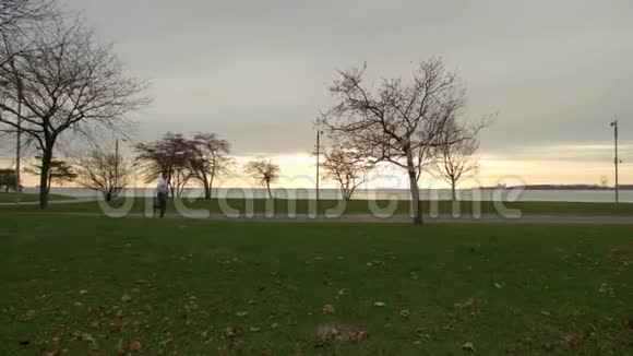 人在公园里跑步市中心背景是摩天大楼视频的预览图
