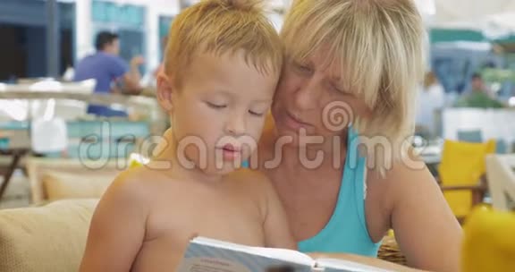 带奶奶和书的孩子视频的预览图