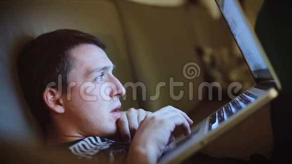 年轻人上网笔记本电脑之夜视频的预览图