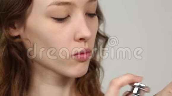 在白种人女性模特脸上应用化妆刷视频的预览图