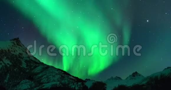 北极光或北极光北极光在洛福滕上空夜空中的时间流逝片段视频的预览图