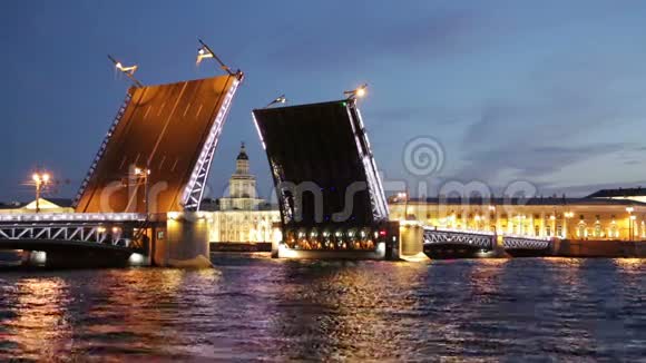 在涅瓦河和昆斯特卡默尔河上修建宫殿桥视频的预览图