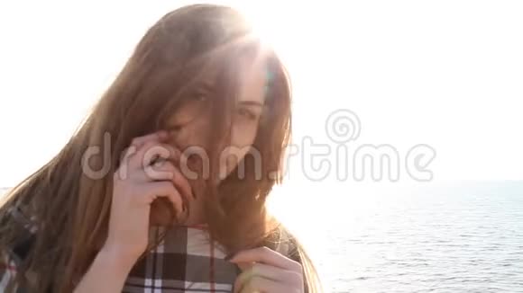 海滩上的女孩海边的悬崖阳光的风视频的预览图