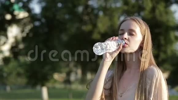 夏日绿园小女子饮水瓶肖像视频的预览图