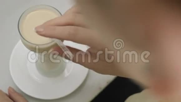 在咖啡馆喝霍查塔酒的女人视频的预览图