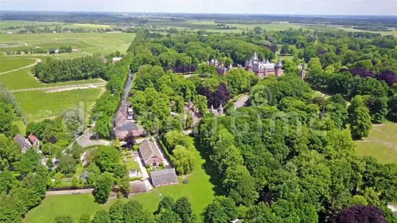 荷兰中世纪城堡DeHaar的空中飞行时间间隔视频的预览图