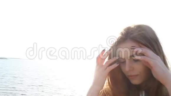 海滩上的女孩海边的悬崖阳光的风视频的预览图