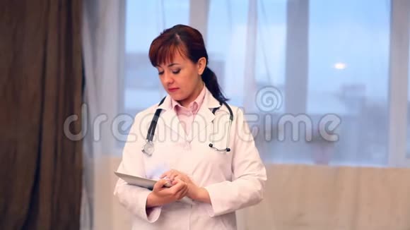 医院的女医生带着药片视频的预览图