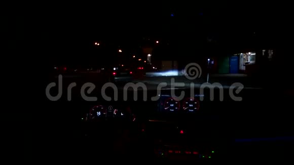 在夜景中驾驶汽车视频的预览图
