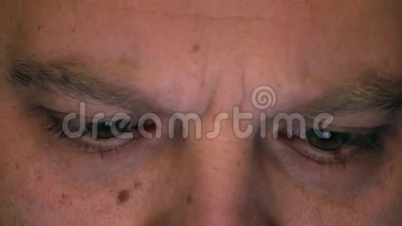 用平板电脑严肃皱眉的白种人的眼睛屏幕反射在眼睛装置照明发光视频的预览图