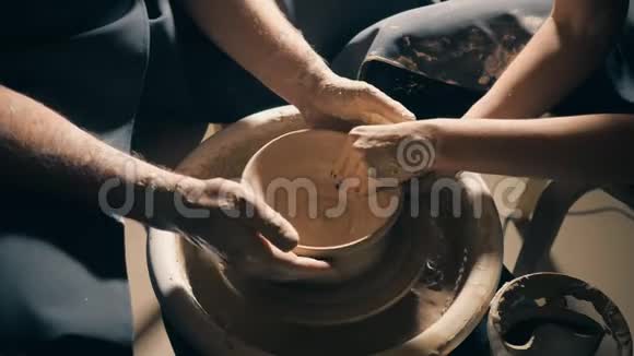 陶器夫妇用手制作陶罐视频的预览图