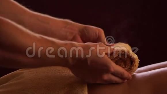 热毛巾敷SPA治疗视频的预览图