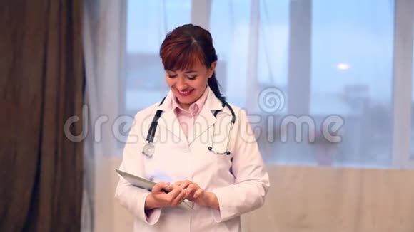 医院里的一名女医生带着药片视频的预览图