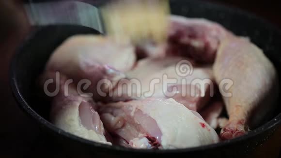 咖喱酱中的有机白肉鸡肉正在锅上慢慢准备视频的预览图