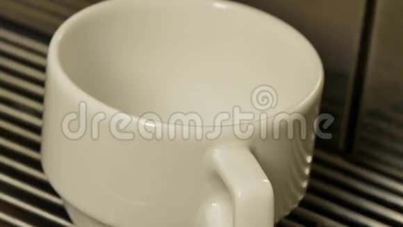 咖啡机提供咖啡的特写镜头视频的预览图