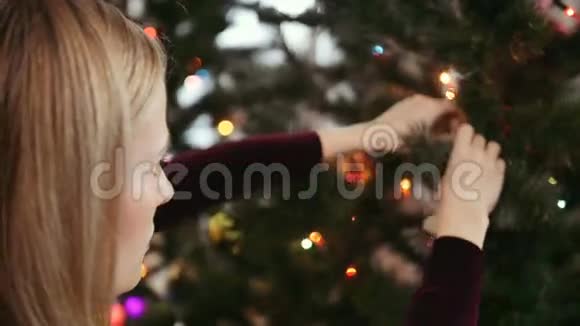 美丽的小姐装饰圣诞树视频的预览图