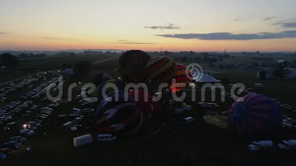 在晴朗的夏日早晨的气球节上日出热气球起飞的空中景色视频的预览图
