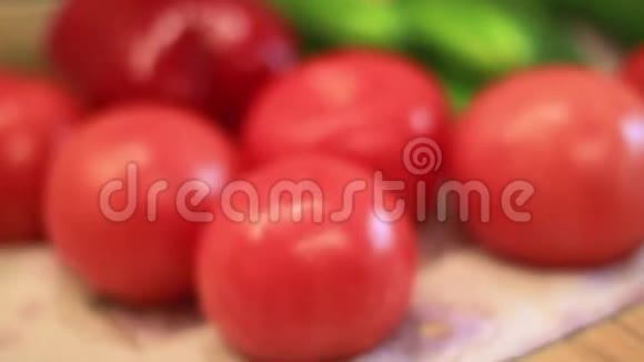 蔬菜红西红柿放在桌子上视频的预览图