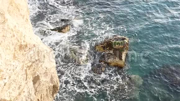 意大利奥基海岸波浪撞击岩石视频的预览图