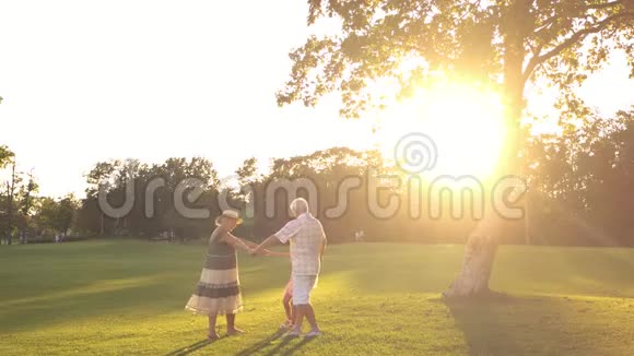 公园里爷爷奶奶和孙子的休闲视频的预览图