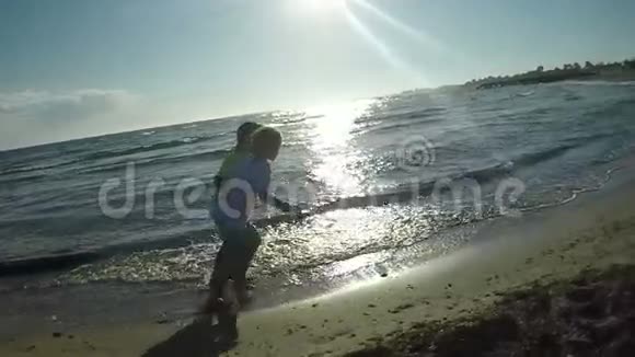 孩子们沿着冲浪线在水中奔跑视频的预览图