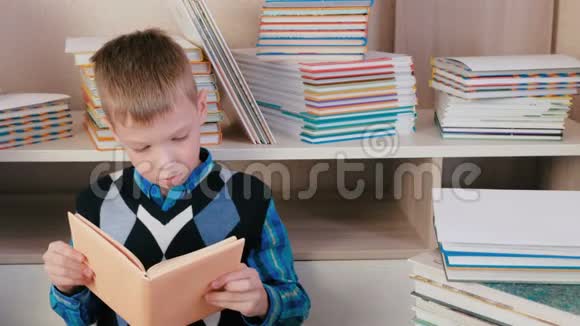 男孩坐在地板上看书视频的预览图