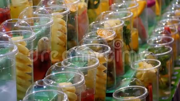 在Jomtien海滩的夜市用塑料杯展示水果泰国芭堤雅视频的预览图