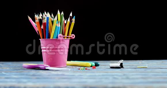 铅笔盒上的彩色铅笔和桌子上的学习用品视频的预览图