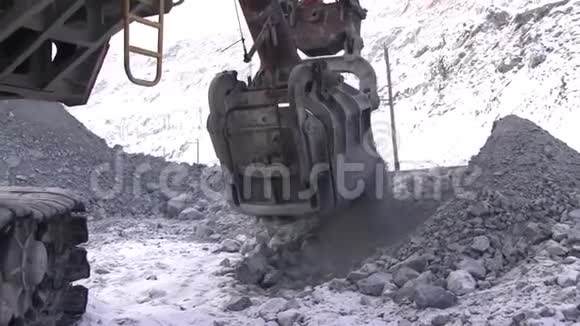 挖掘机在采石场挖了一堆石头视频的预览图