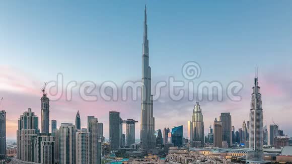 迪拜市中心的天际线一天到一夜之间从迪拜的顶部可以看到哈利法塔和其他塔的全景视频的预览图