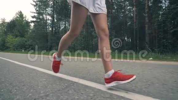 健康苗条的年轻女运动员跑步慢动作视频的预览图