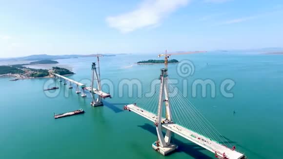 韩国YeonggwangJeollanamdo在海上建造Chilsandaegyo桥视频的预览图