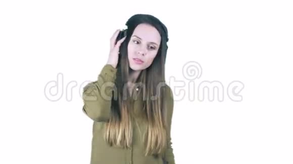 年轻女子在耳机里听音乐然后把它们摘下来视频的预览图
