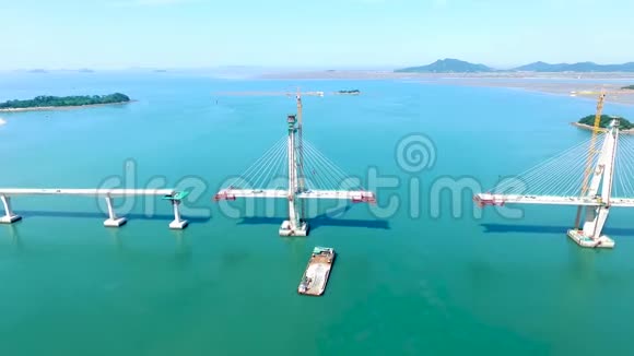 韩国YeonggwangJeollanamdo在海上建造Chilsandaegyo桥视频的预览图