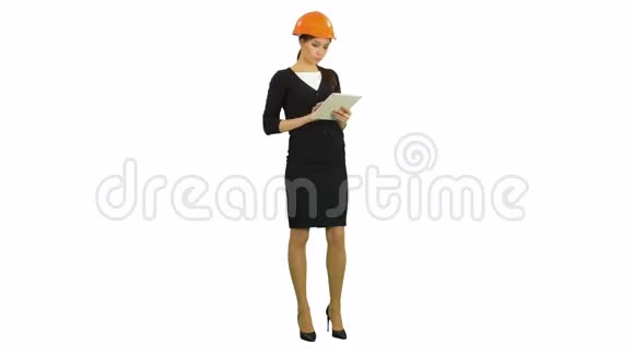 女建筑师在硬帽手持平板电脑和做检查白色背景视频的预览图