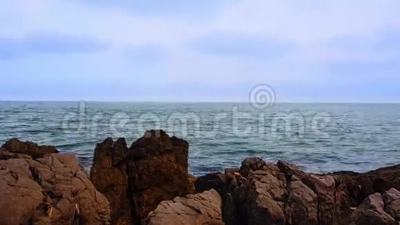 海浪和岩石海岸视频的预览图