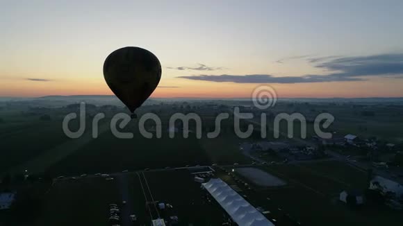 在晴朗的夏日早晨的气球节上日出热气球起飞的空中景色视频的预览图