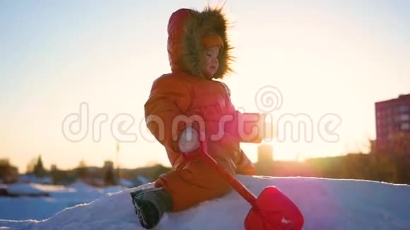 孩子在雪山上玩耍冬季景观日落时间视频的预览图