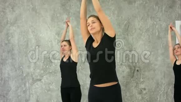 健康的女士在运动中保持手臂的张力视频的预览图