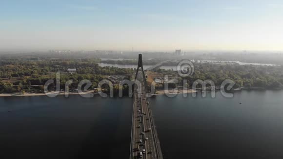 乌克兰基辅Dnieper河对面Moskovsky桥的鸟瞰图视频的预览图