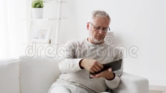 家里有平板电脑的老人视频的预览图