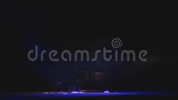 钢琴音乐在舞台上和坠落视频的预览图