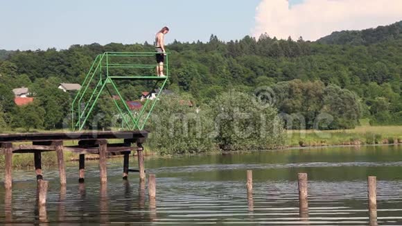 一名男子从湖边的码头跳下视频的预览图