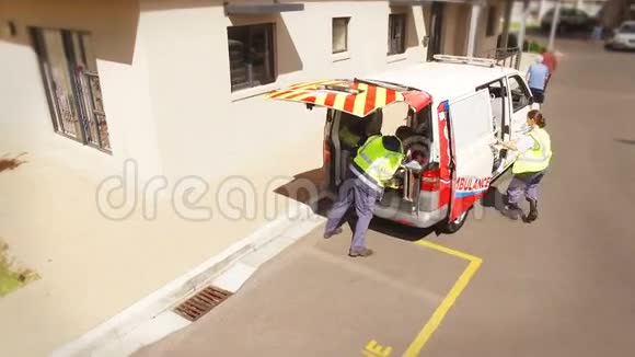 医院工作人员上救护车视频的预览图