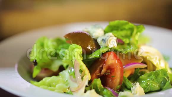 吃新鲜沙拉和绿叶洋葱和西红柿视频的预览图