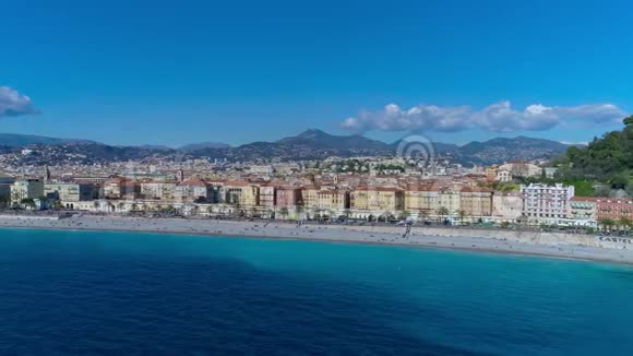 尼斯法国长廊地中海和机场景观的鸟瞰图全城全景4K录像视频的预览图