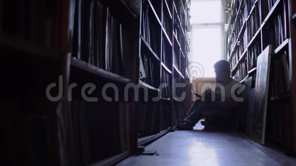图书馆里书堆成排的漂亮姑娘视频的预览图