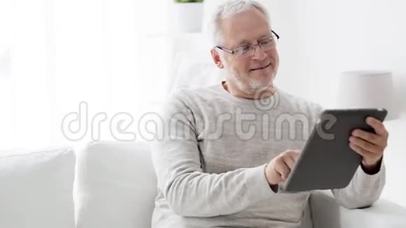 家中有平板电脑的老人视频的预览图